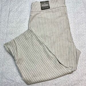 Van Heusen Women’s Size 16 Pull On Cropped Career Capri Pants Gray Pinstripes
